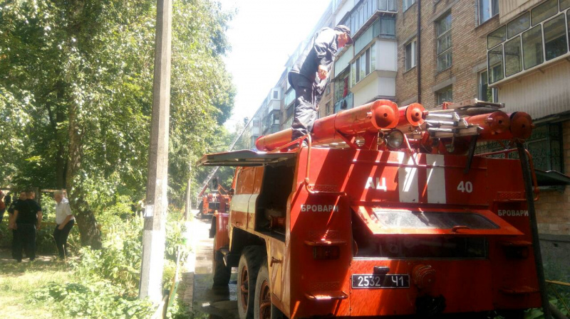 В Броварах горит пятиэтажный дом, проводится эвакуация